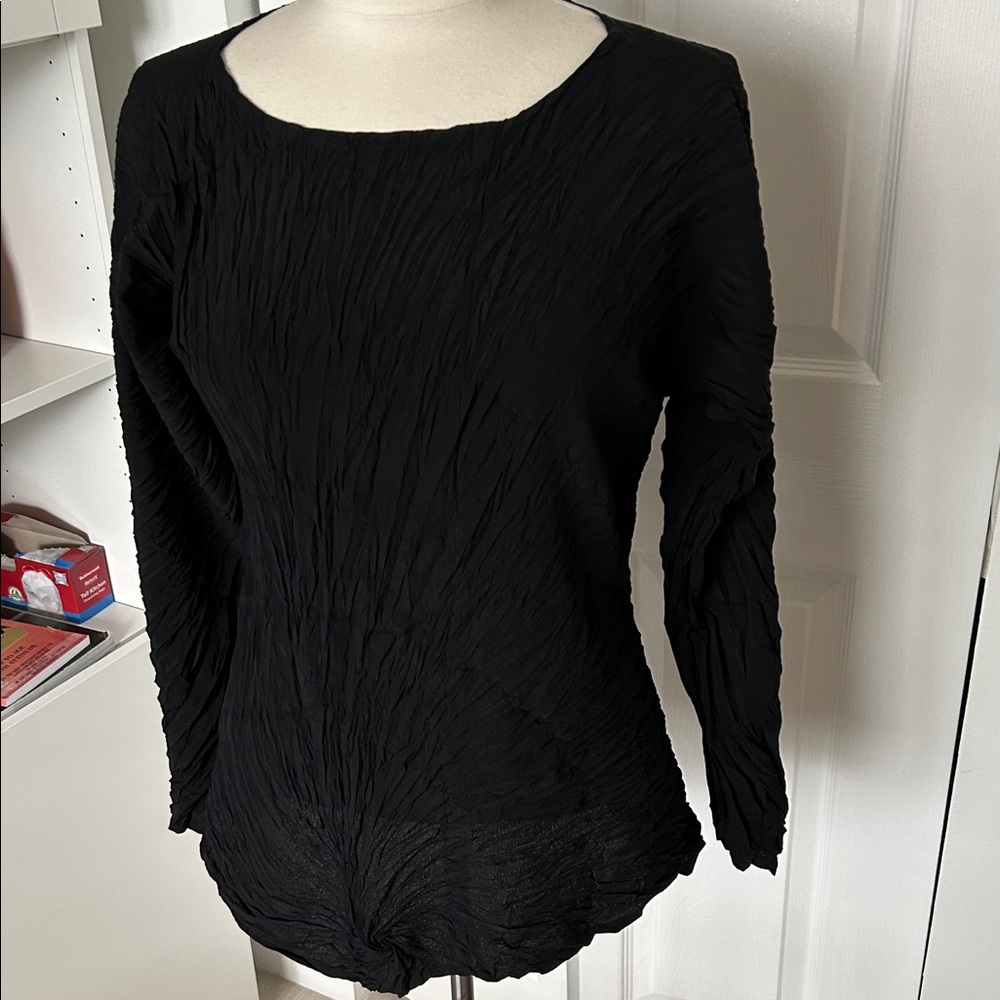 Babette medium crinkle black top